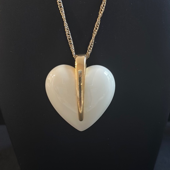 Valentine Crown Trifari Heart Shaped Pendant Necklace Off White Gold Tone - Picture 2 of 7